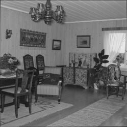 Stue med gammel rosemalt stol og kiste fra 1796 i villa på S