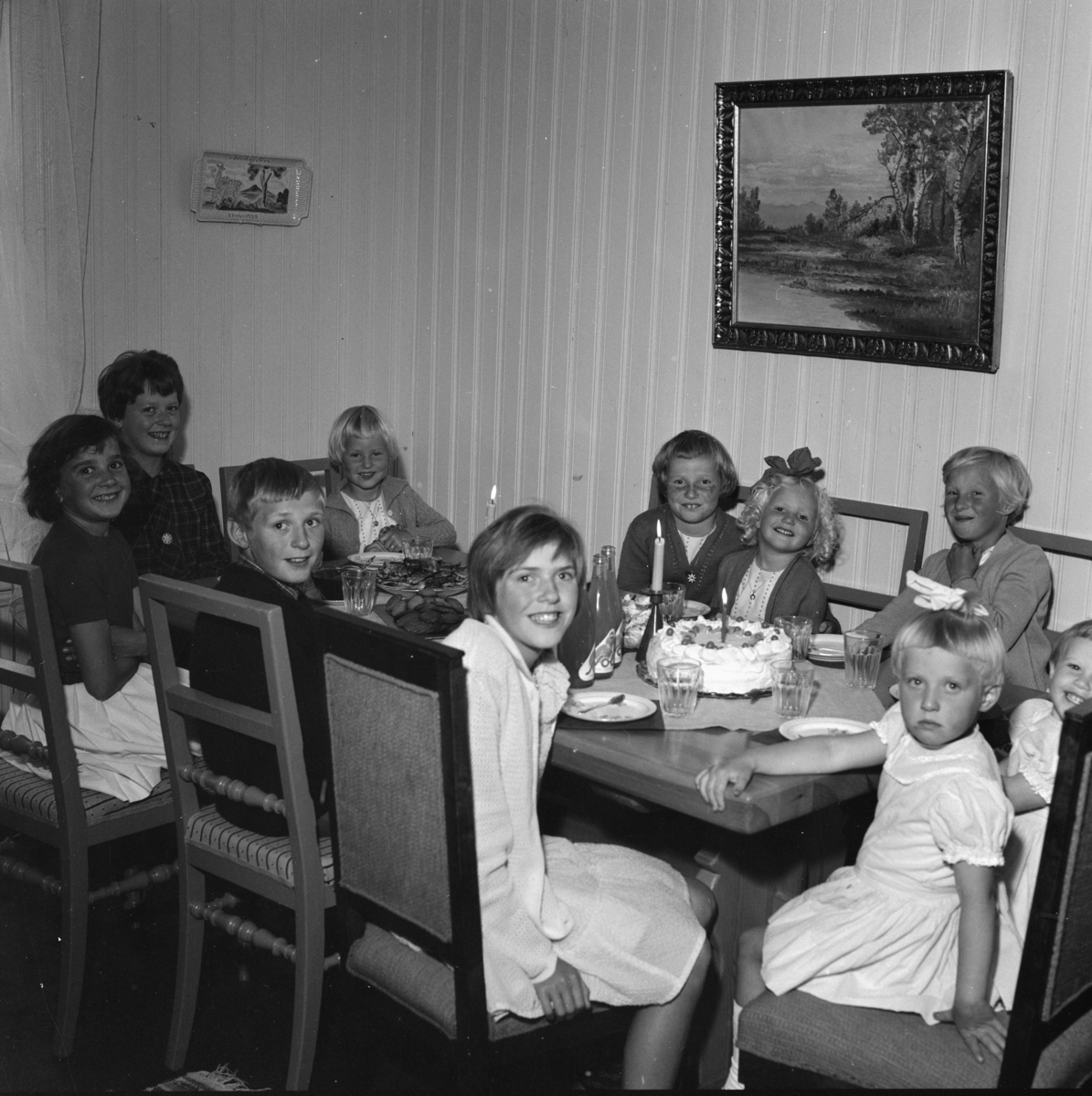 Barneselskap med nabobarna på besøk. Bløtkake og Solo. Sørum i Gjerdrum 1965