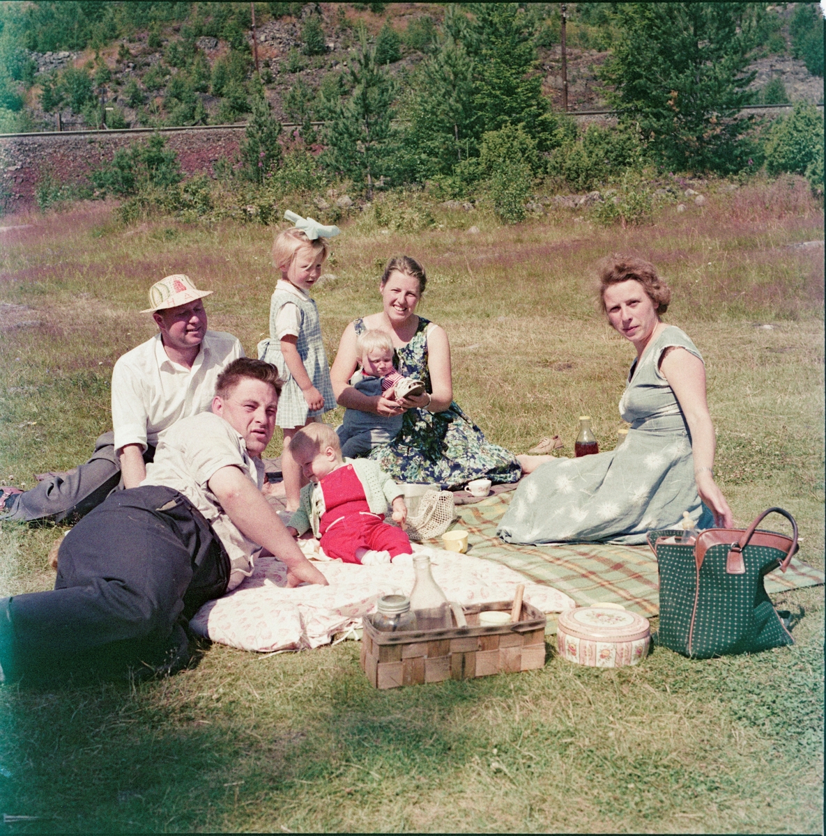 Camping på sørlandet sommeren 1961-63. Piknikk i gresset.