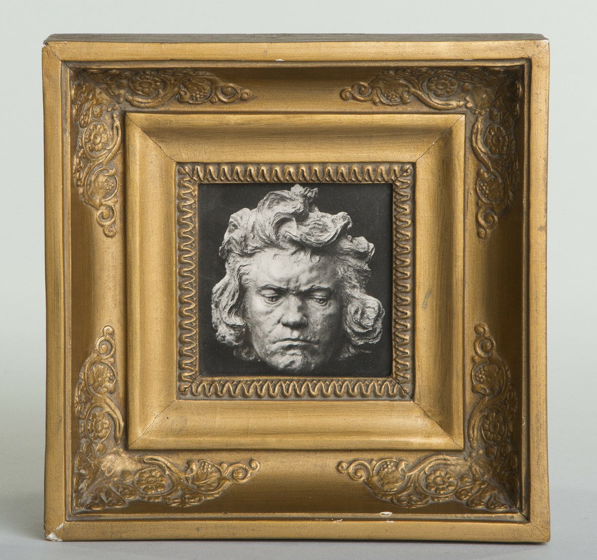 Avfotografering av en skulpturell maske av Beethoven.
