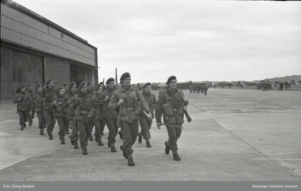 Freden. Sola Flystasjon. "Red Devils" marsjerer fra en av hangarene.