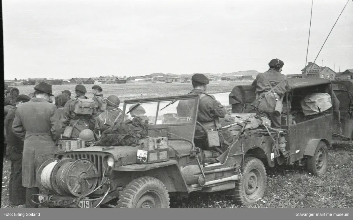 Frigjøringsdagene, Sola flyplass. Allierte soldater i full utrustning og jeeper.