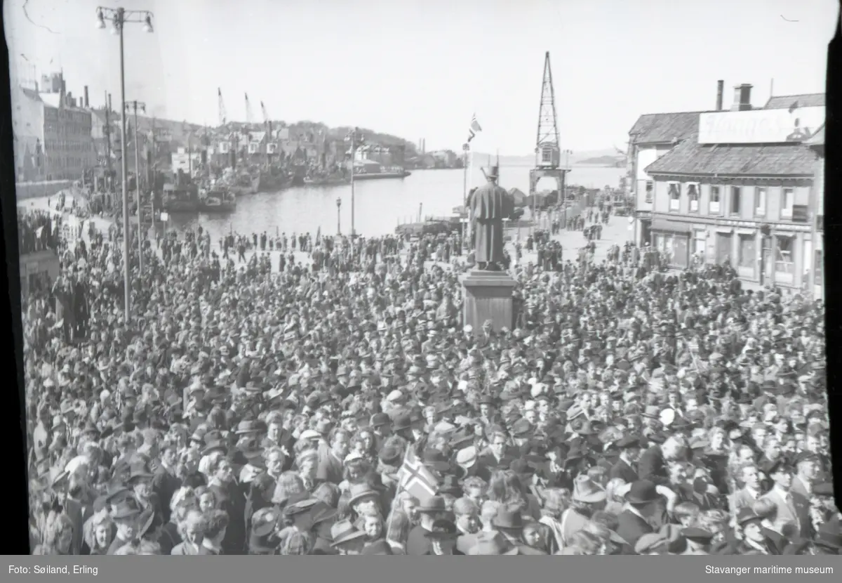 Freden 7-8 mai 1945. Folk på Torvet.