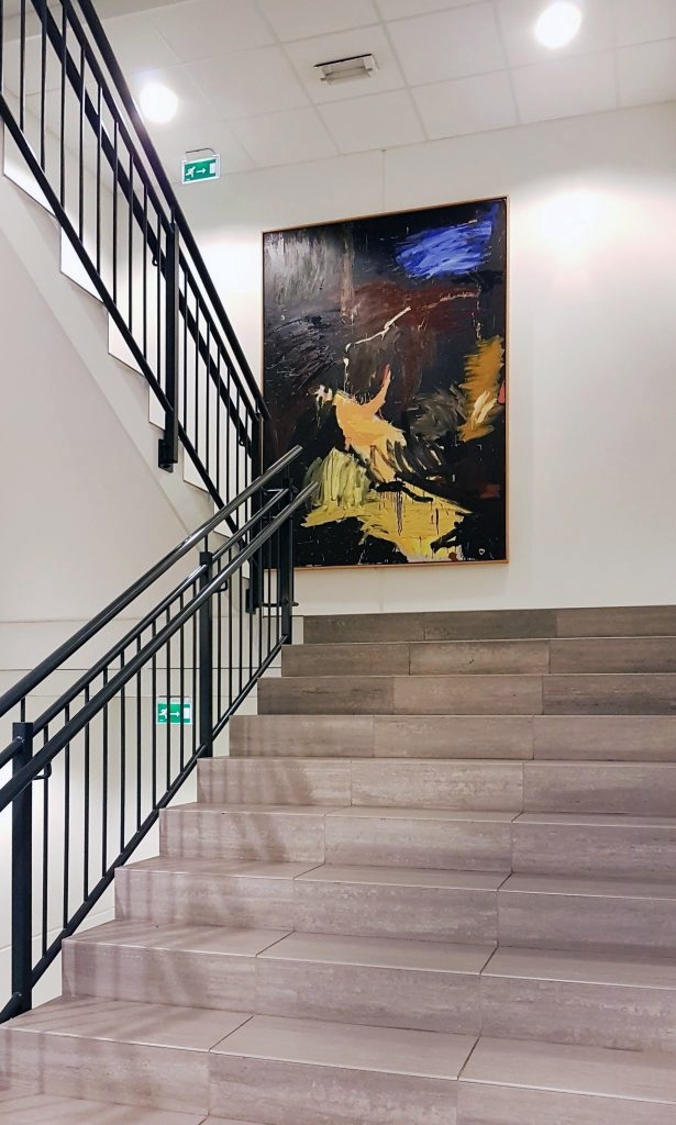 Kunstverket er et triptyk, men ble delt opp og hengt i 2. 3. og 4.etasje i trappeoggangen, når det ble omplassert til det nye bygget UiA campus Grimstad.