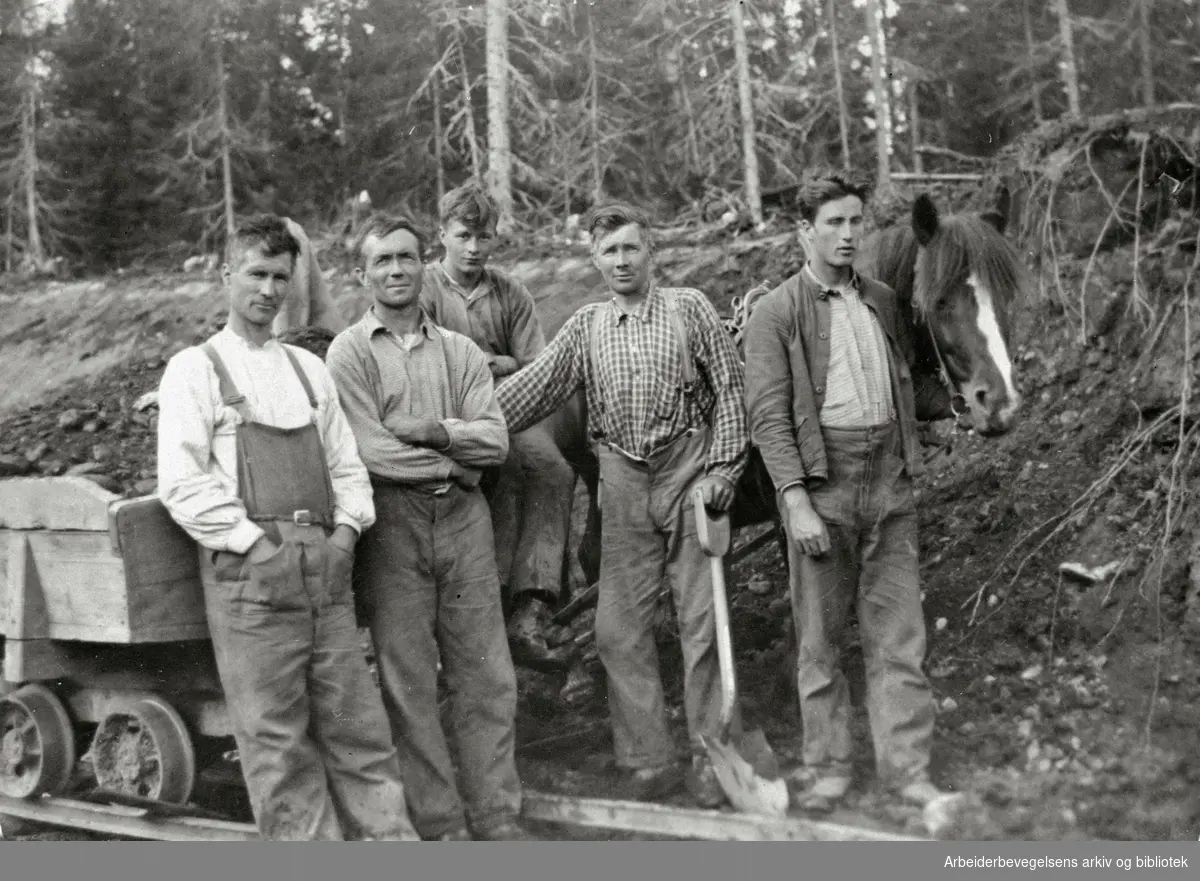 Arbeidslag av veiarbeidere, antakelig ved Trofors, ca. 1932. Fra venstre: Alf Haustreis, Eivind Lamo, Jens Skog, Bernhard Haustreis og Reidar Nyheim.