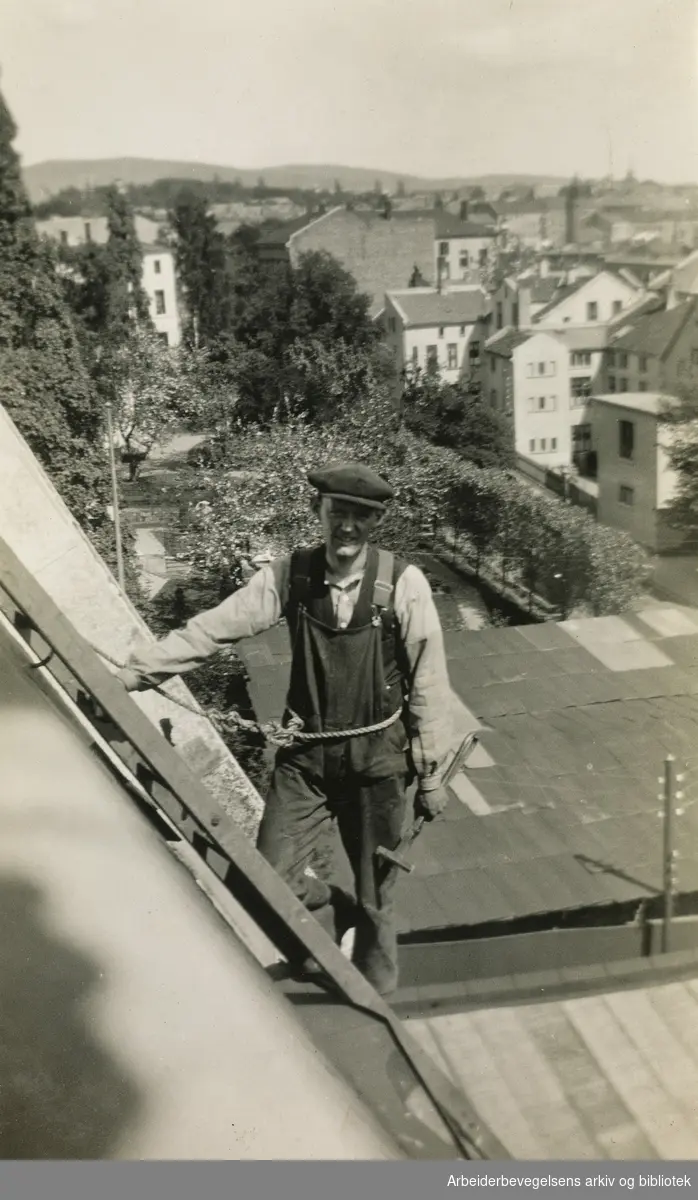 Takarbeider på en bygård i Hegdehaugsveien 25, 1933..Uidentifisert person.