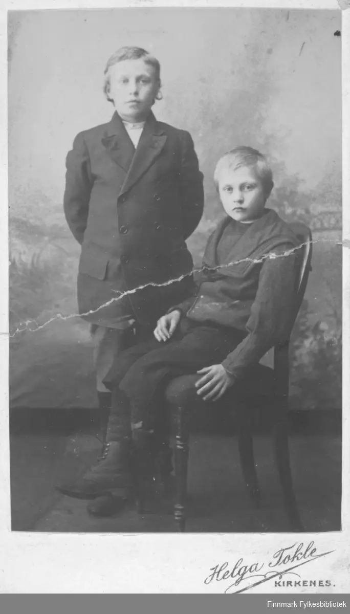 To brødre (antakelig). Fotografert i fotoatelier til Helga Tokle, Kirkenes.