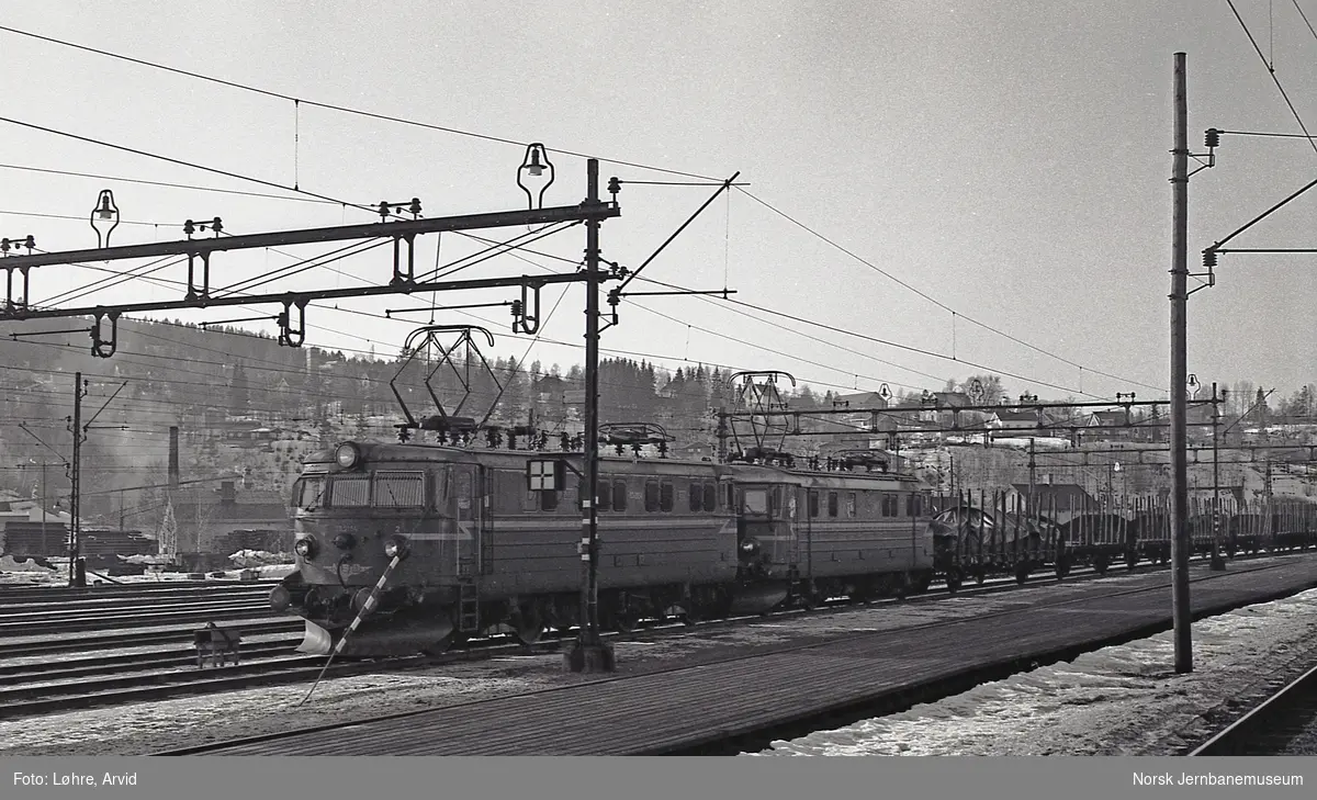 Elektrisk lokomotiv El 13 2154 og El 11 med godstog til Kongsvingerbanen på Lillestrøm stasjon