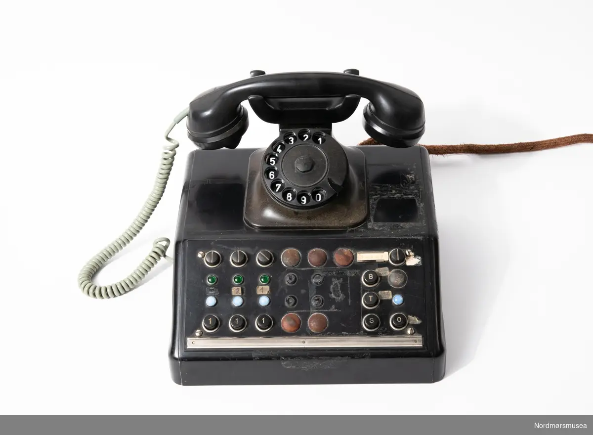 I følge giver ble telefonene brukt på Gulla herrekonfeksjonsforretning av sin farfar Bjarne Gulla. Butikken lå i Vågeveien 5, Kristiansund.