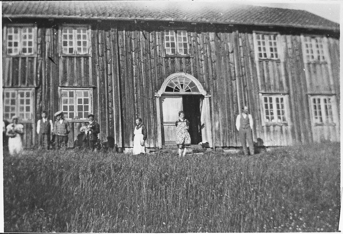 Gruppe foran våningshuset på Skuggerud, 1934.