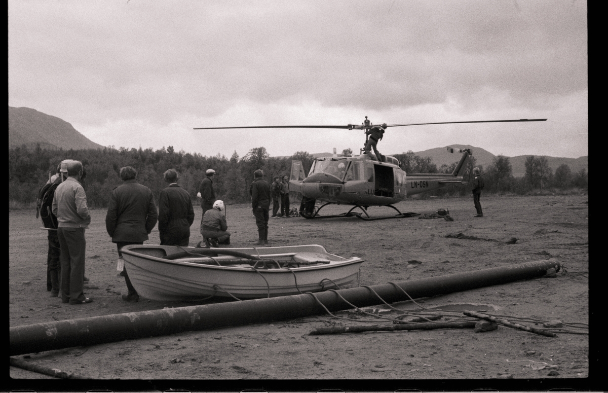 Folk, robåt og helikopter på nordsida av Steinsåsvatnet.