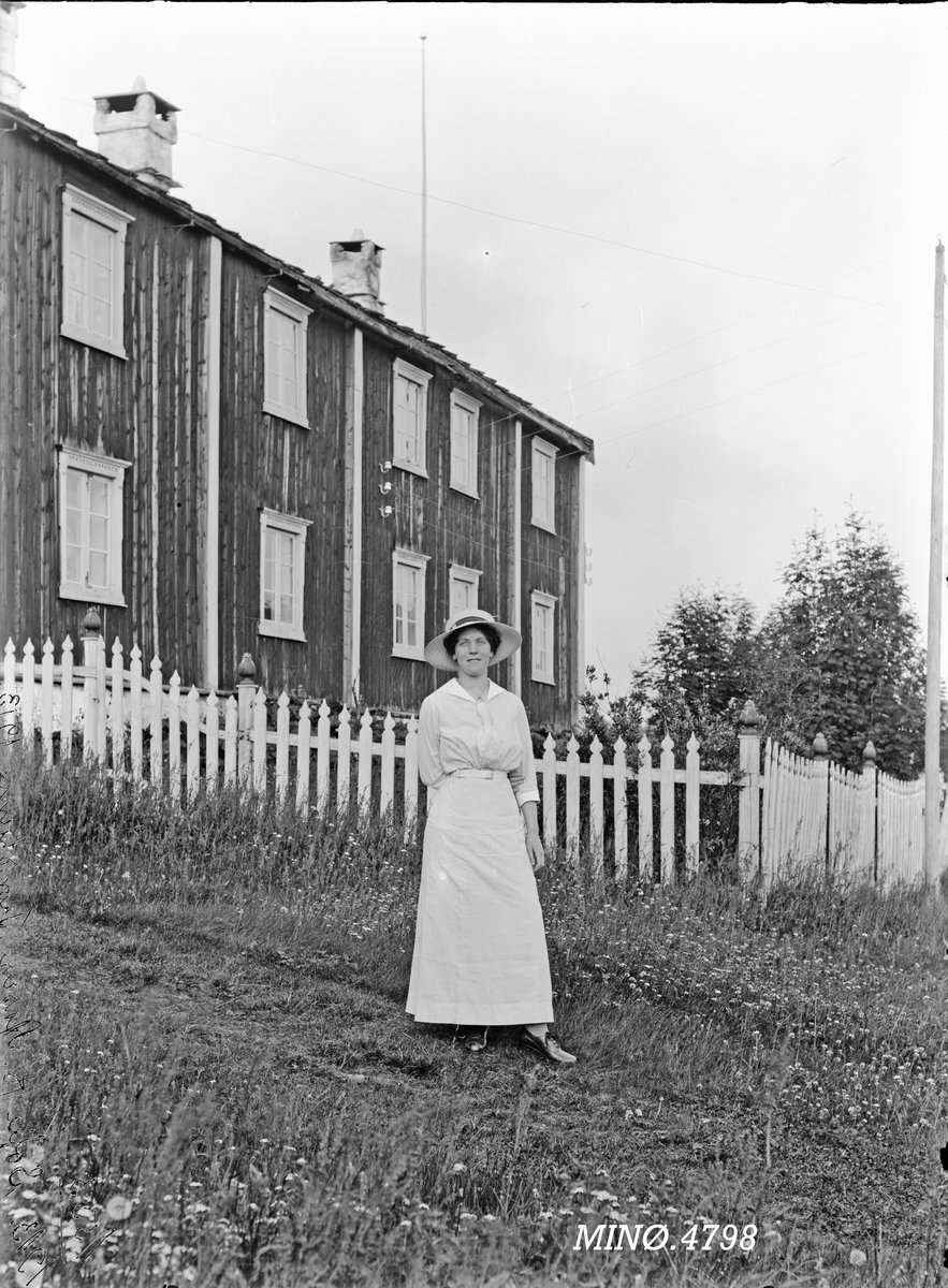 Kvinne foran bolighus