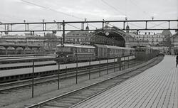 Elektrisk lokomotiv El 11 2147 med hurtigtog til Lillehammer