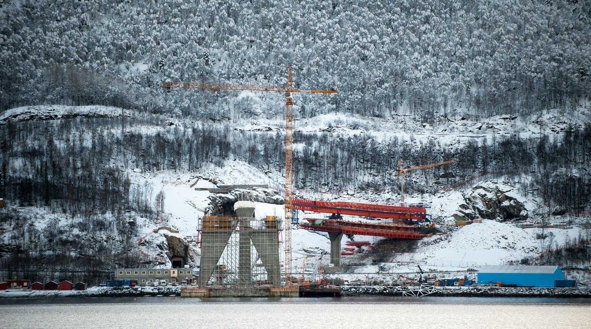 Arbeid med Hålogalandsbrua, nordre side, Ornes. Foto tvers over fjorden fra Øyjord.