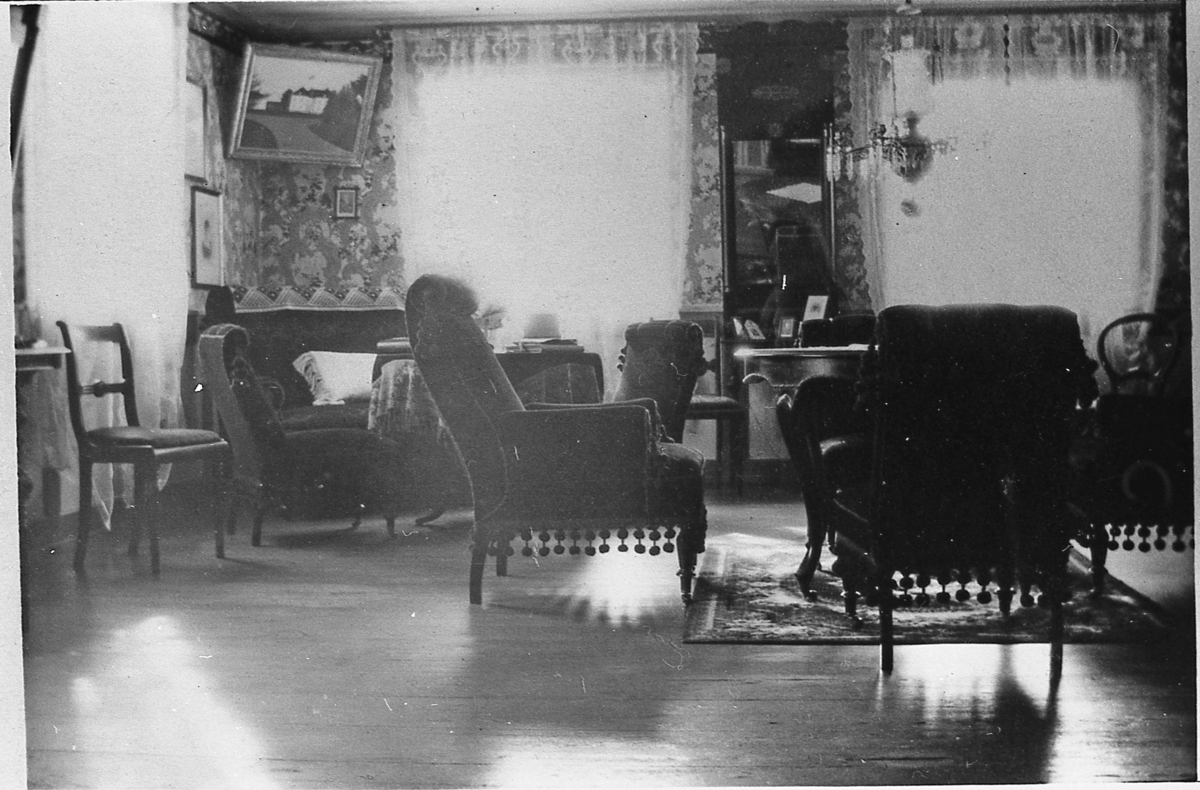Interiør fra storstua på Eikje, omkring 1915.