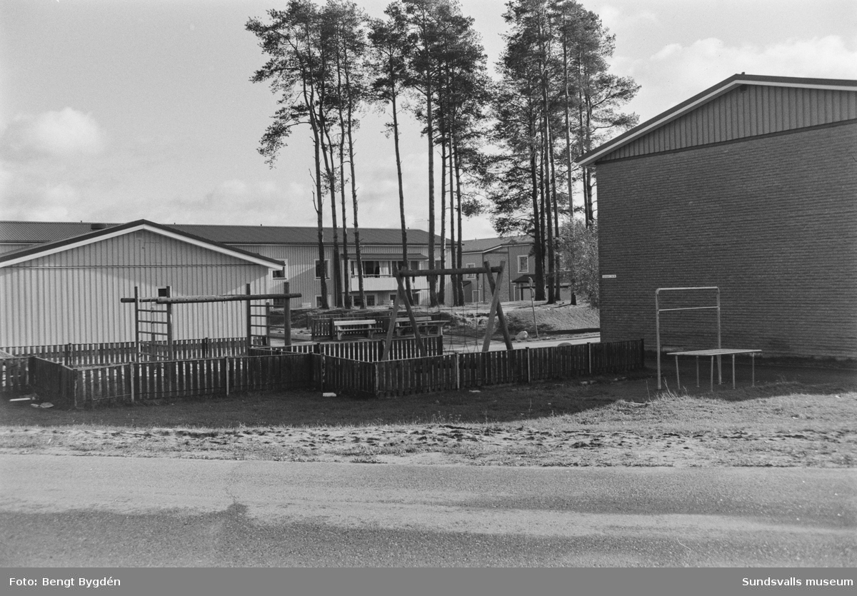 Vyer och lekpark vid bostadsområdet Ljungan i Matfors.