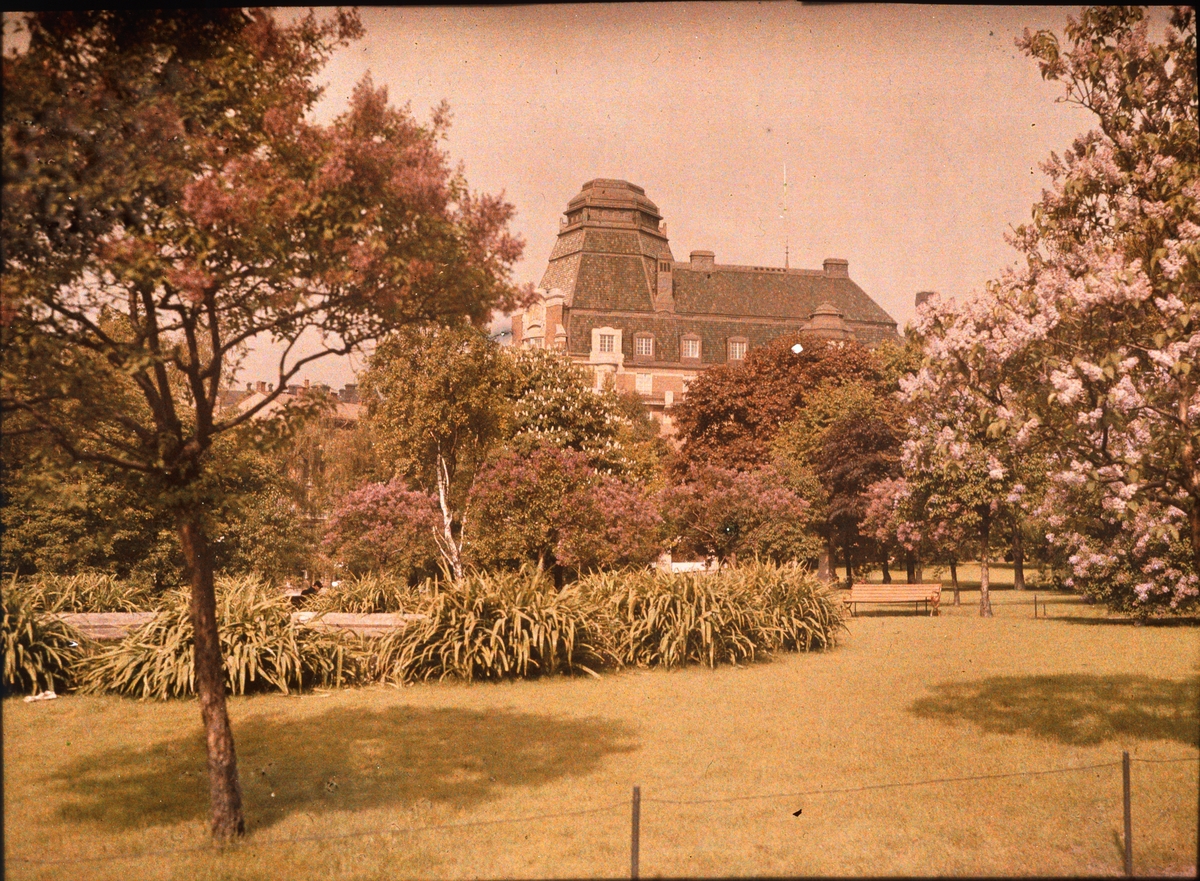 Lumières-autokrom. Tryggs hus (försäkringsbolag) vid Humlegården. Det stod färdigt 1910. Fotograferat i juni 1912.