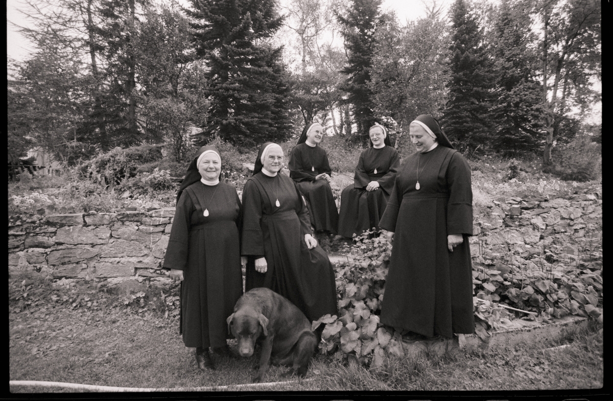 Nonner og en hund i hagen ved St. Elisabeth i Harstad. SørTroms