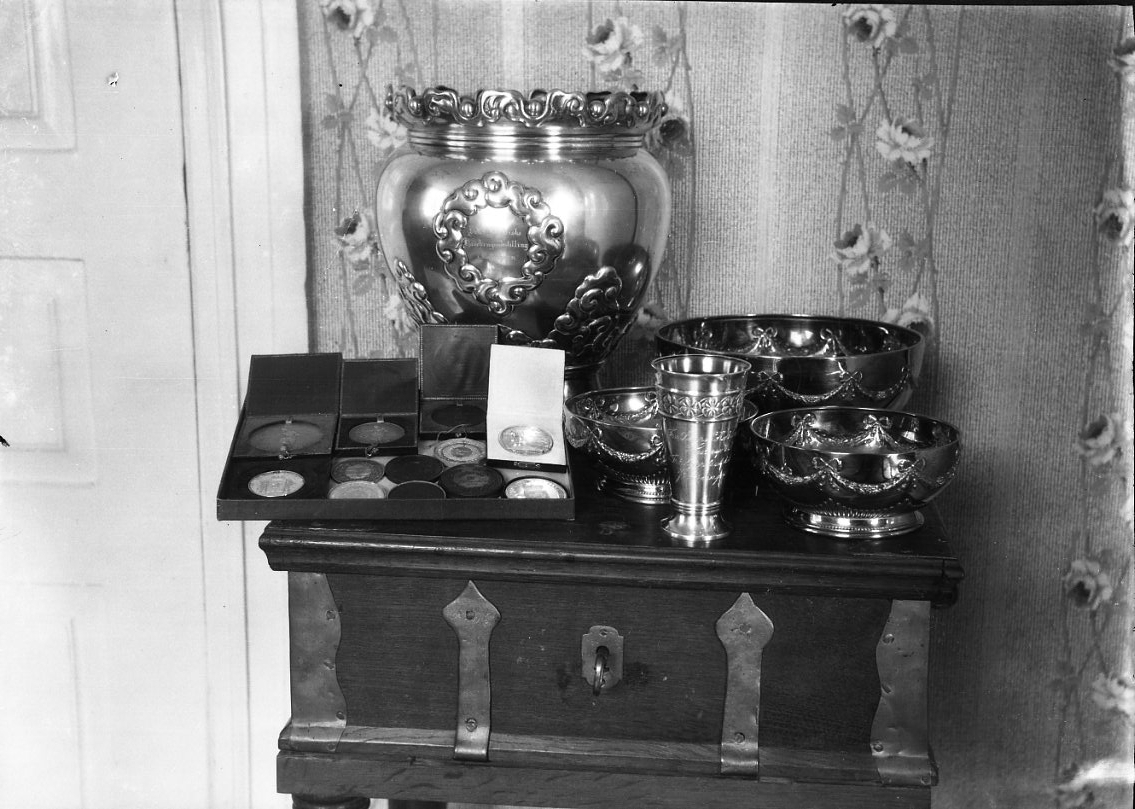 Priser och medaljer tilldelade Gränna plantskola står på en kista.