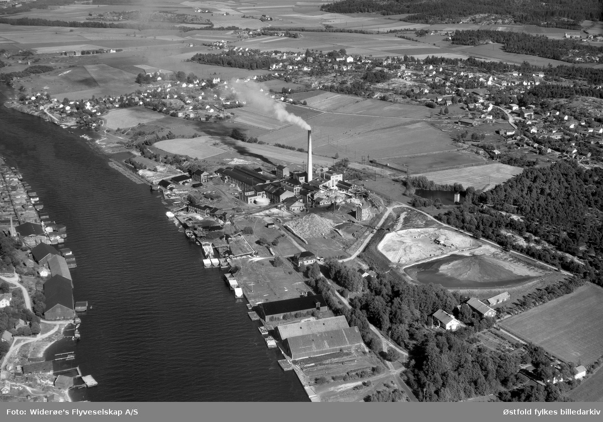 Torp brugs aktieselskab, og Torp brugs dampsag, Torp i Borge ca. 1935-40. Bildet tatt nordøstover.
