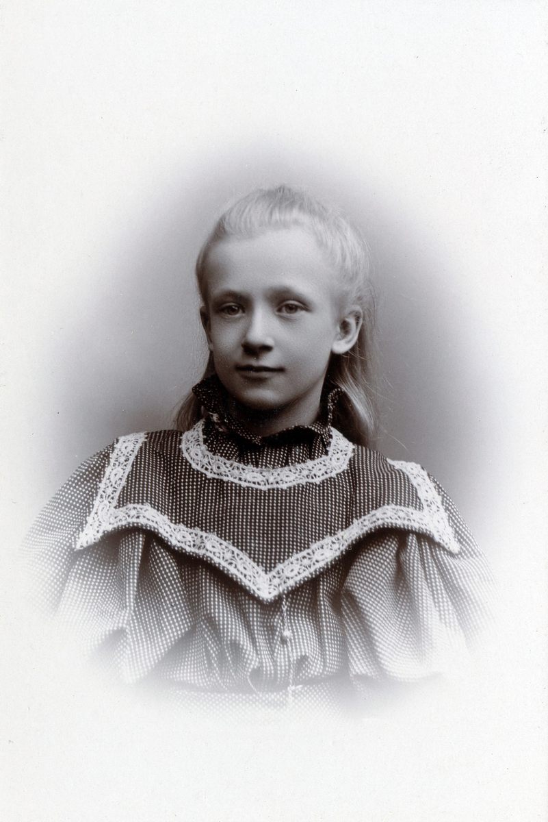 Porträtt av Annie Michelsen, dotter till boktryckare Johan Wilhelm Michelsen Hansenius.