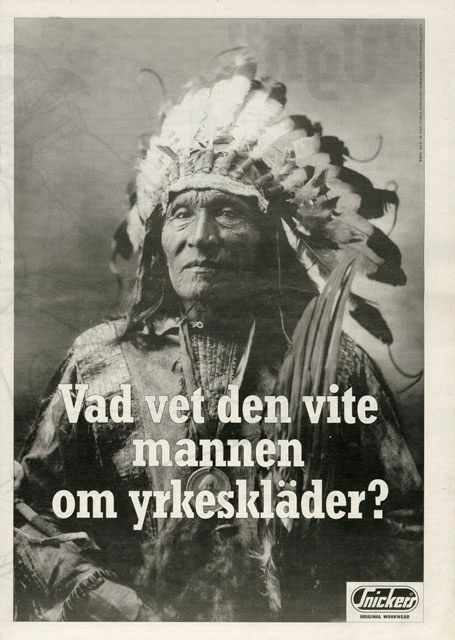 Annonsbild: Fotografi av en indian/urfolksamerikan med fjäderbonad på huvudet och traditionell dräkt. Reklam för arbetskläder. Helsidesannons i kvällspress. 