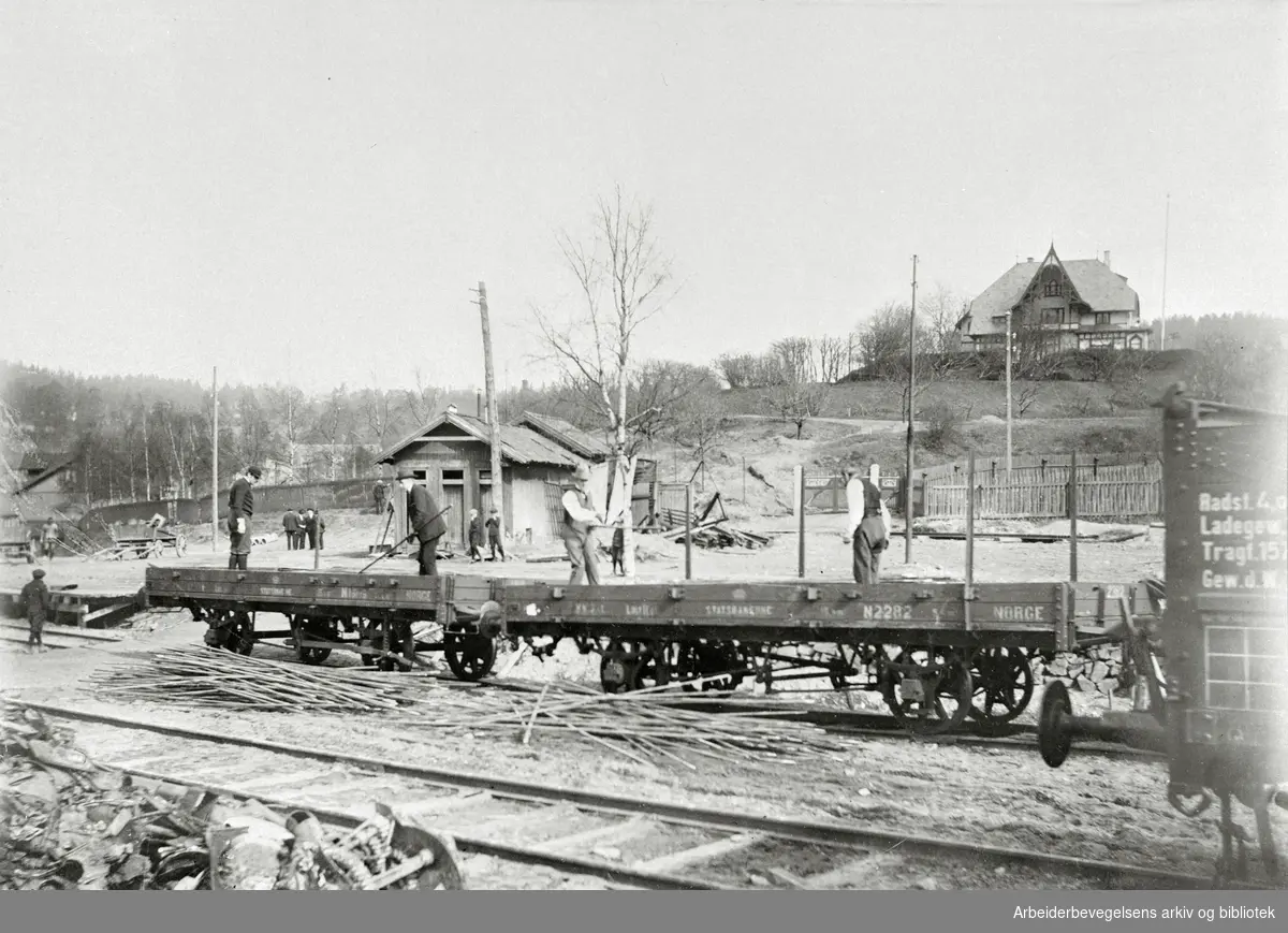Fra september 1929 til mars 1930 var det streik ved Christiania Spigerverk. Bildet viser ingeniører som laster.stangstål over på ventende jernbanevogner.