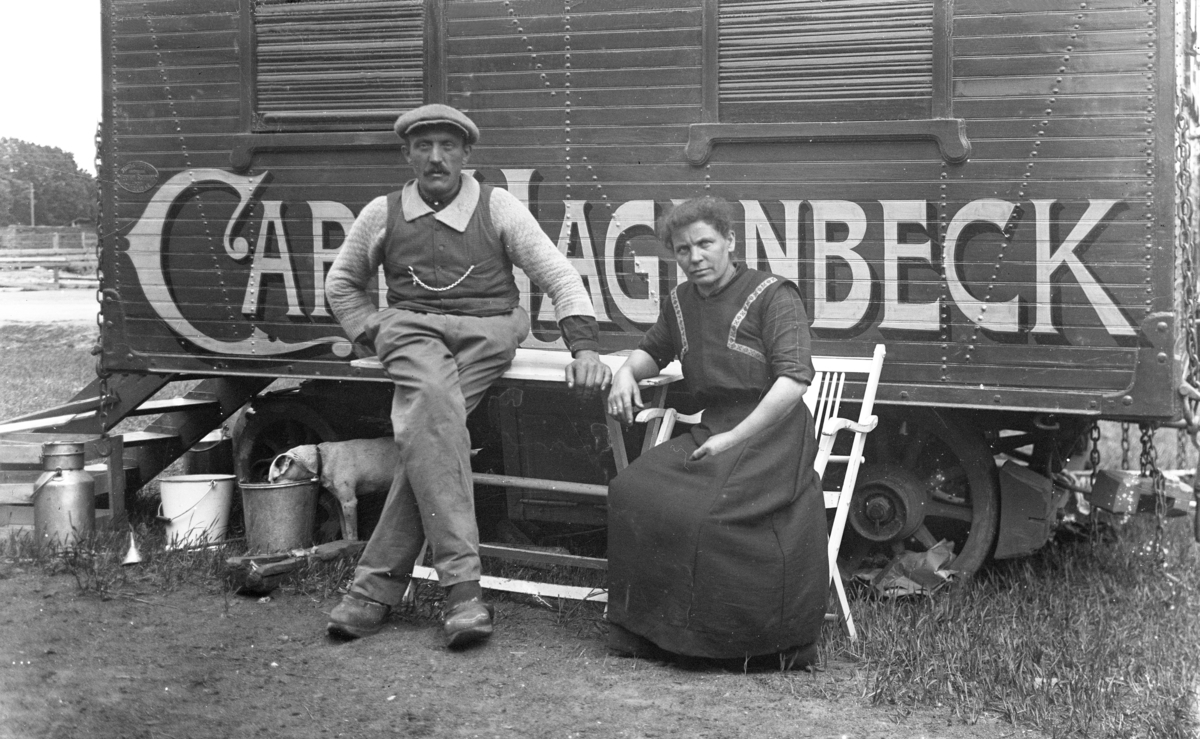 Sommaren år 1916 var den tyska cirkusen Carl Hagenbeck på besök i Jönköping. Den blev förlagd till området strax öster om Södra skolan på Torpa. Knut Björlingson tog en hel bildsvit på cirkusen. Även detta par som troligen arbetade vid cirkusen fick vara med i fotodokumentationen.