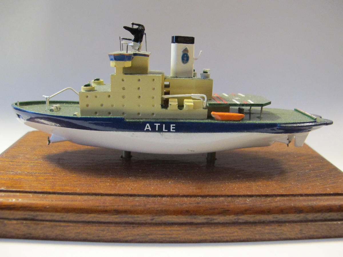 Fartygsmodell av isbrytaren ATLE monterad på mahognyplatta.