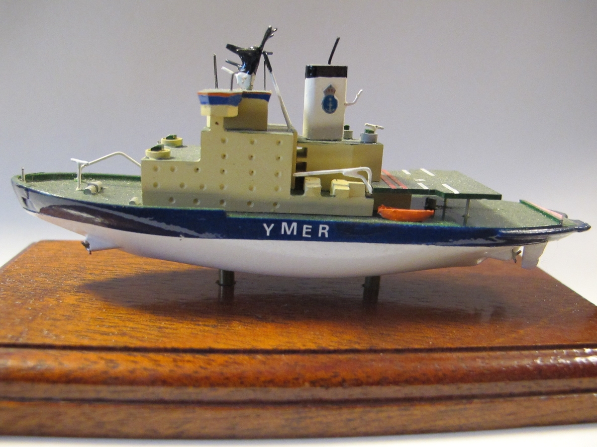 Fartygsmodell av isbrytaren YMER monterad på mahognyplatta.