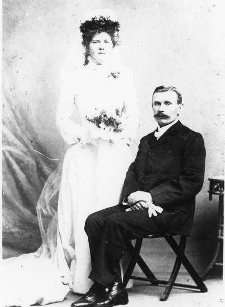 Brudebilde av ekteparet Karl Johan Pauli Eilertsen og Konstanse Birgitte Kristiansdatter fra Alsvåg i Øksnes.
