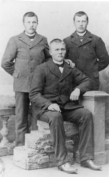 Portrett av tre unge menn fra Øksnes.