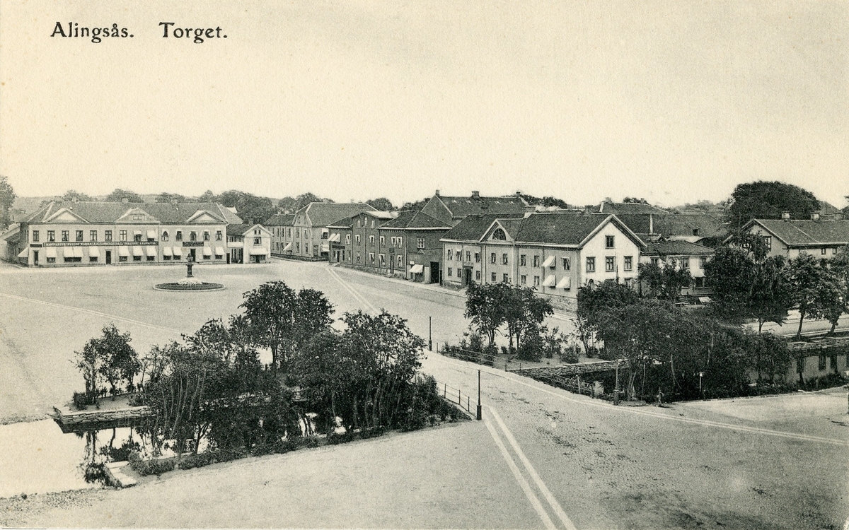 Vykort med motiv över Stora Torget. Till höger kv. Kronan med Hedéns byggnader och trädgården ner mot Lillån.