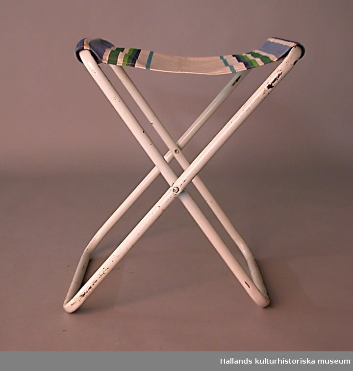 Campingmöblemang bestående av bord och fyra stolar. Bordsskiva av blåmålad masonit. Bärhandtag på bordet. Hopfällbart. Förvaras i originalkartong med texten: ORIGO camping.