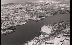 Flyfoto av Mercur, Seljestad og Harstad.