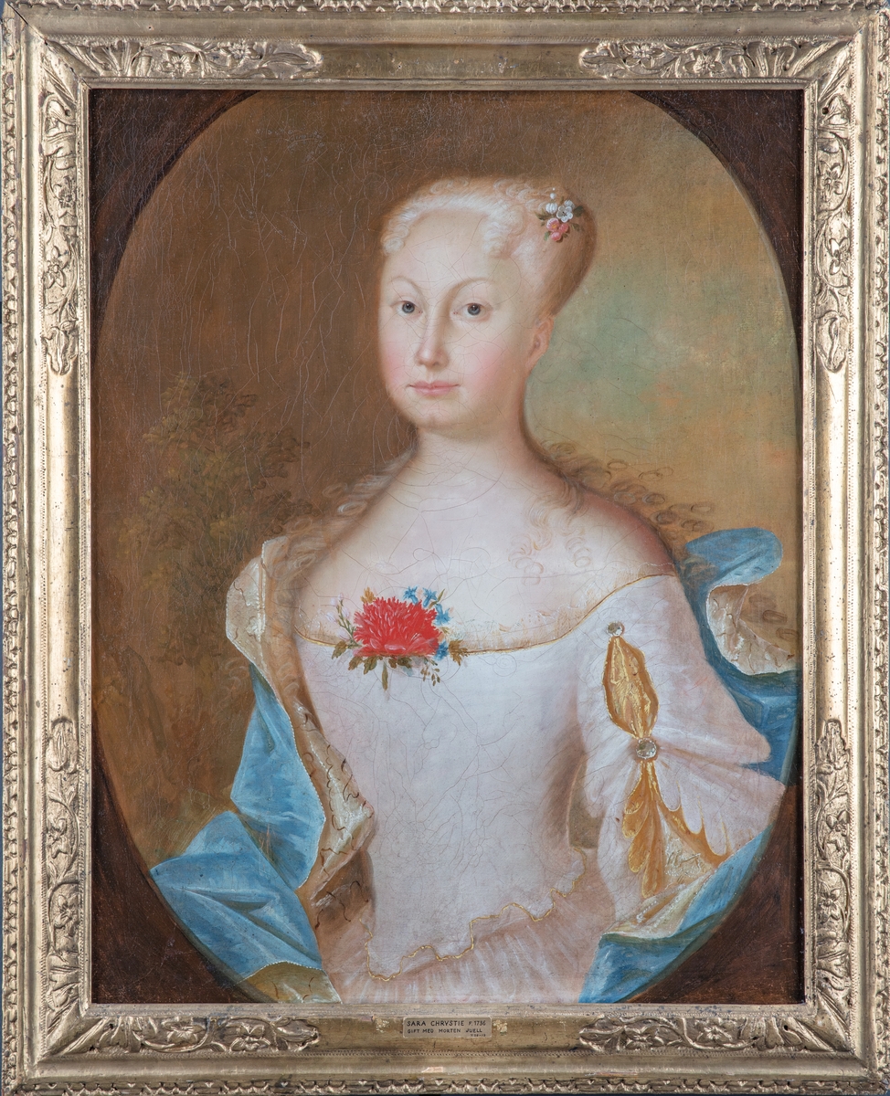 Kvinneportrett, halvfigur. Sara Chrystie (1736-1773) iført utringet, blekrosa kjole og turkisblått draperi. Rød blomst i utringning. Pudret hår.