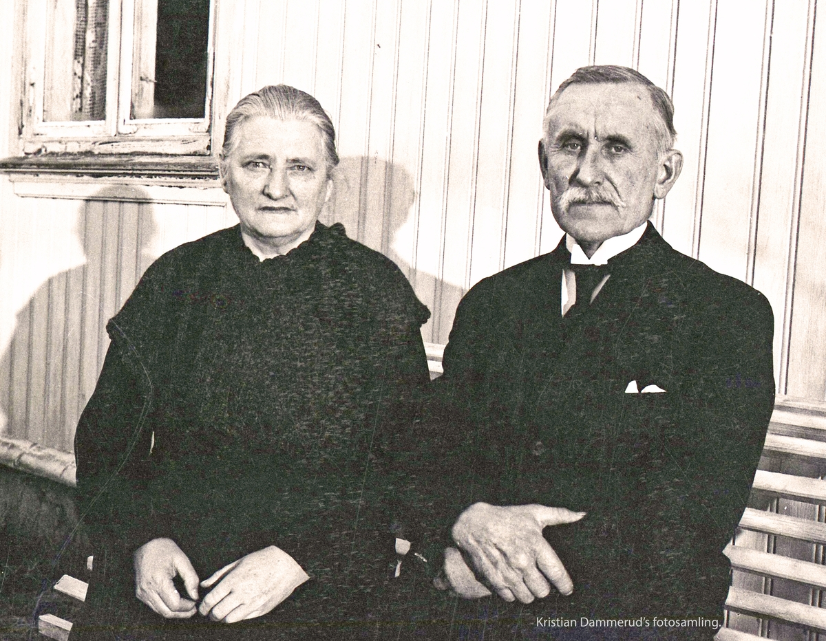 Martin Dammerud og hustru Mina f. Gulbrandsdatter hjemme i vestveggen på Ringvold, Bjørkelangen