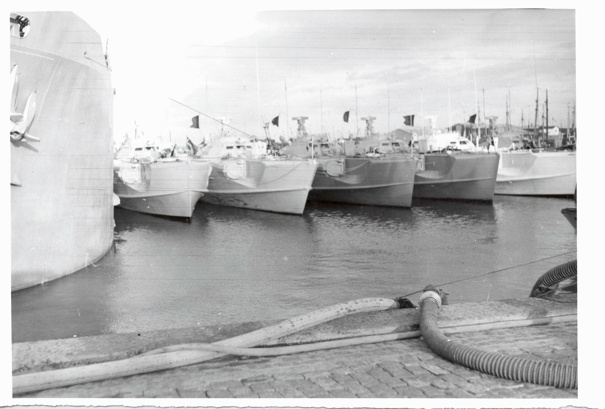 Motiv: Trolig danske torpedobåter, E-båter, langs siden av det danske depot fartøyet HDMS Hjælperen (ex. USS LSM 500). Under øvelse "Mariner" i 1953.