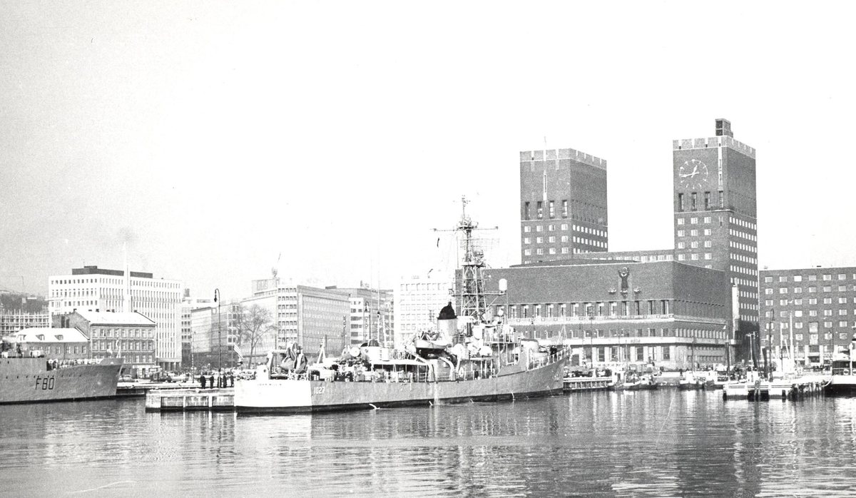 Ved Rådhuskaien i Oslo: Bildet viser den amerikanske fregatten USS John Willis FF1027 av Evans (Dealy) klassen, "prototype" til våre Oslo klasse fregatter. I venstre billedkant, den britiske anti-ubåt fregatten HMS Duncan F80.