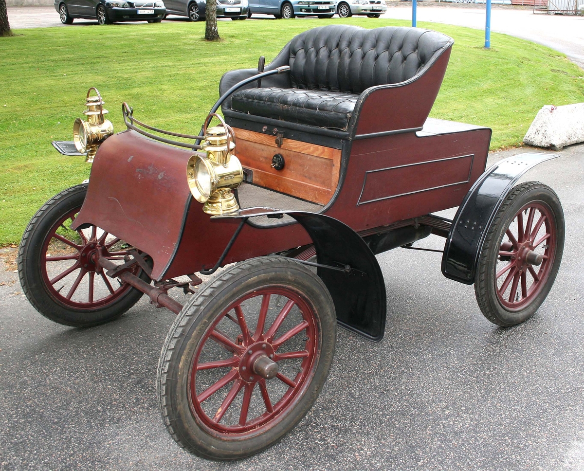 Bilen är en Northern 1906 års modell, har 2-sitsigt säte, encylindrig motor på 5 hk som gör 500 varv per minut vid topphastigheten 30-35 km/h. Har en centralt placerad kedja som driver bakaxeln, samt 2 växlar framåt samt backväxel. Bilens pris var 3.375 kr, år 1905. 

Kördes senast vid Barnens Dag-firandet i Borås 1938. Se även artikel i Borås Tidning, 2005-05-04.