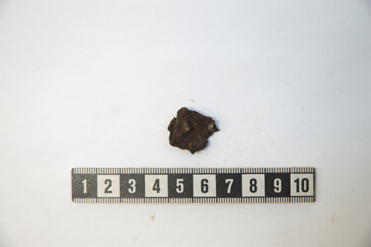 Eitt fragment av hovud med stilk, truleg frå spikar av jern. Frå mogleg sekundærgrav i gravstruktur A30. Lengde av stilk: 10mm. Største breidde av hovud: 19mm.  Fnr 12.