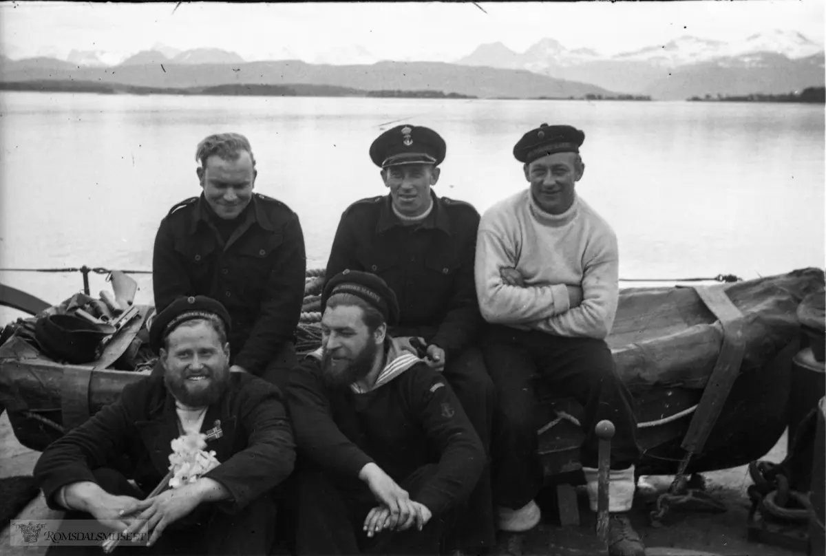 "1945" .16.05.1945 kom det tre M.T.B. (motortorpedobåt) inn til Molde havn. Dei hadde vert på vitjing i Florø og Ålesund før dei så ankom Molde. Dette var ei hyllestferd etter frigjeringa 8.mai. .Dette bilde er trolig fra dette besøket.
