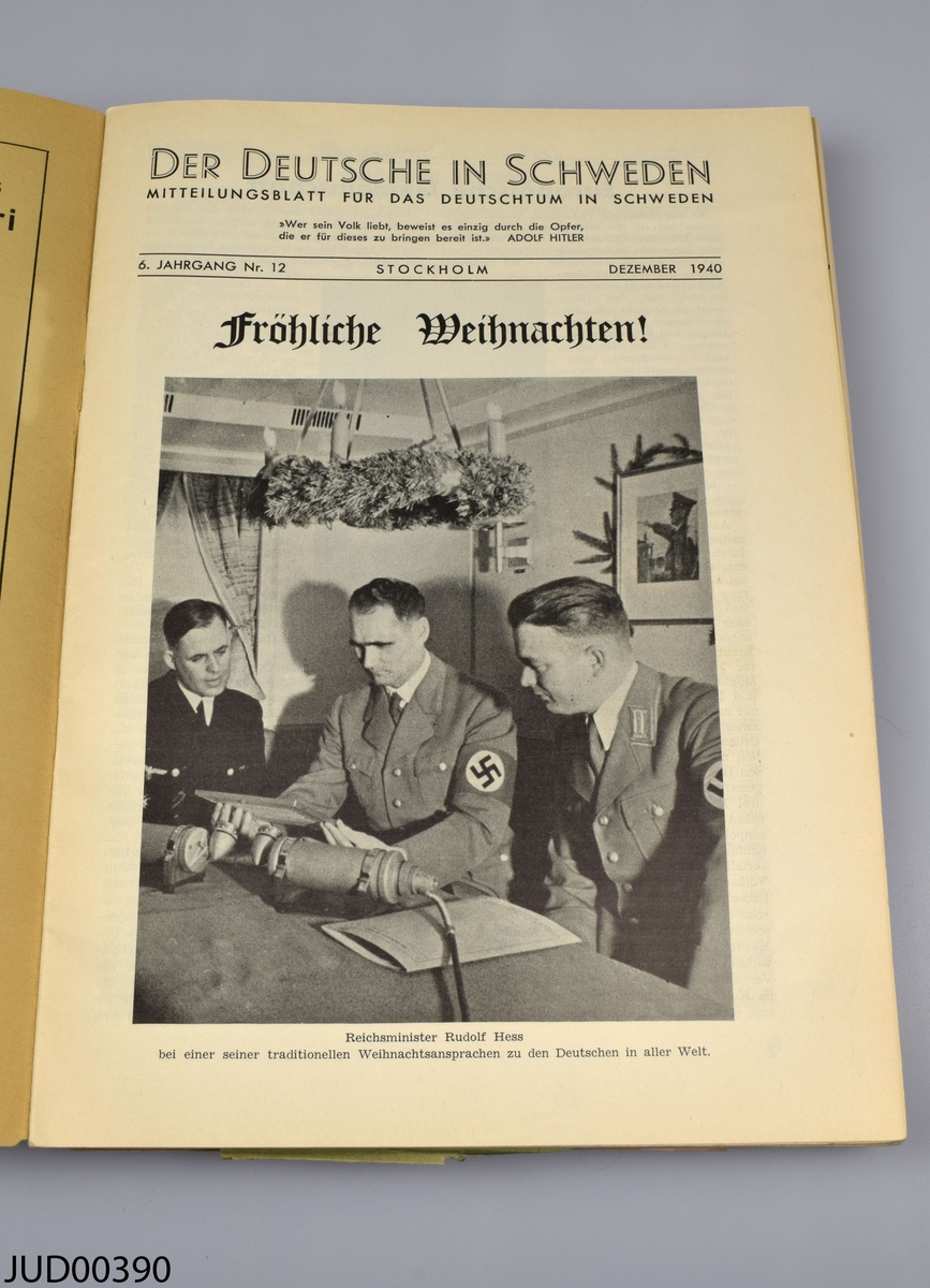 16 nummer av den tyska tidningen ”Der Deutsche in Schweden”. Tidnignarna är utgivna mellan  december 1940 och oktober 1942. Tidningarna har ett beige pappersomslag med en enkel logga i form av tidningens namn i gotisk stil.