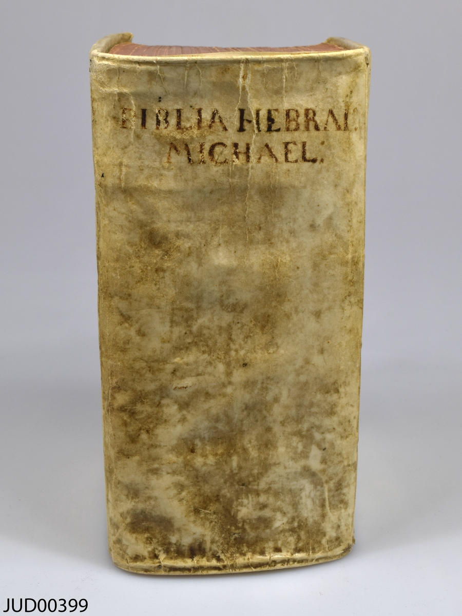 Biblia Hebraica, tryckt 1705. Bibeln är inbunden i vitt skinn. Försättsbladet är dekorerat med kopparstick. Bibeln är skriven på både hebreiska och latin.