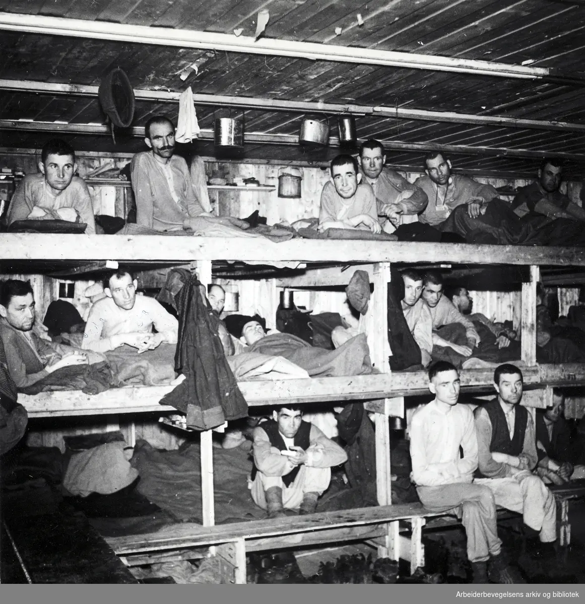 Krigen i Norge 1940 - 1945. Russiske krigsfanger i tysk fangeleir på Saltfjellet.