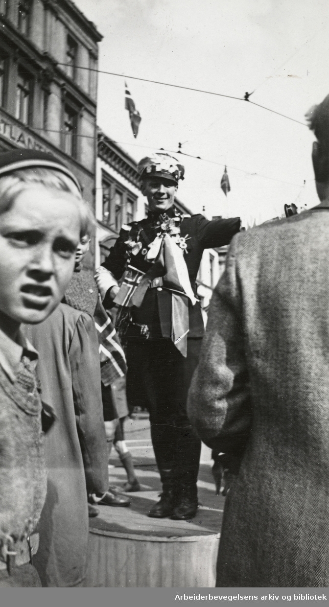 "Seiersglæde". Mai 1945. Serie fotografier fra okkupasjonsårene og frigjøringsdagene i Oslo, tatt av Ole M. Engelsen.