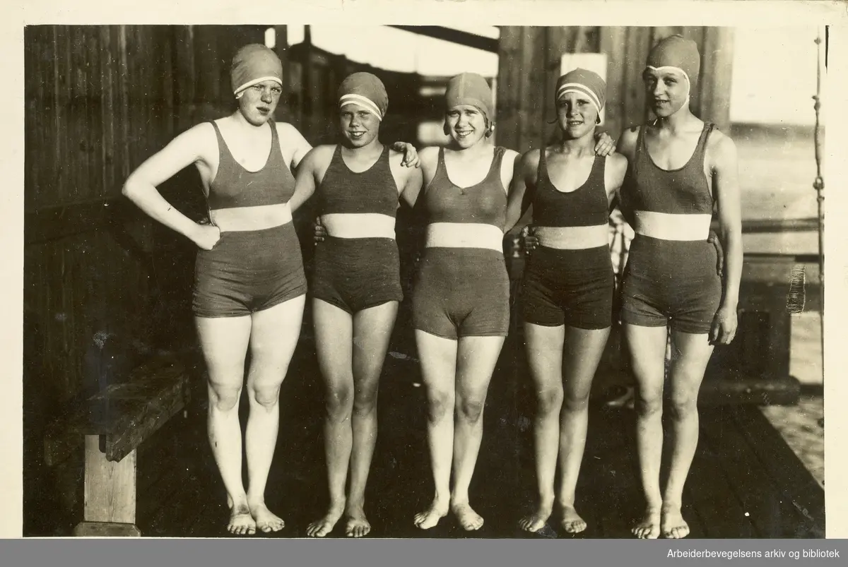 Medlemmer av Vika arbeideridrettslag. Svømmersker. Ca. 1930.