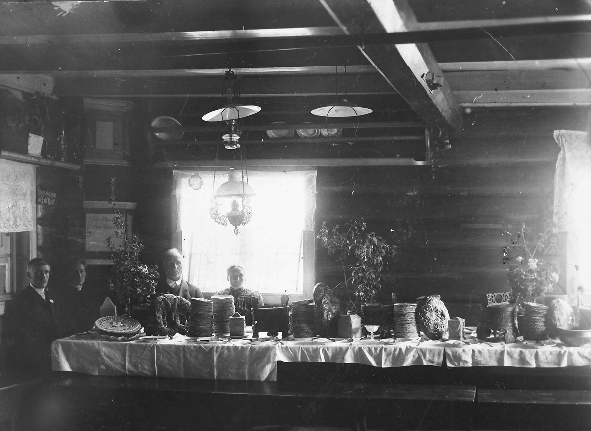 Bryllup i 1906 på Borkhus i Folldal. Festbordet med alle sendingene som er avbildet. Brukt i "Dugnad" nr. 2 - 1996- s. 18. 