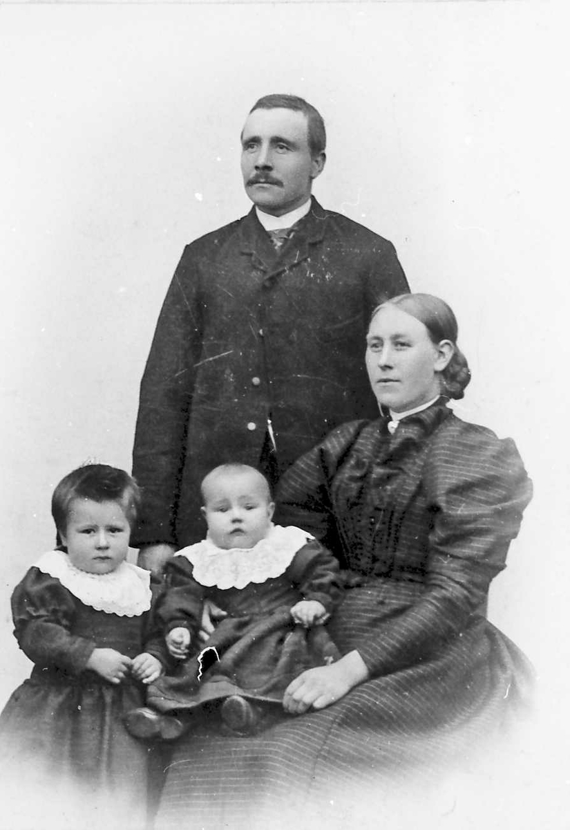 Viktoriakort, mor, far, og to barn