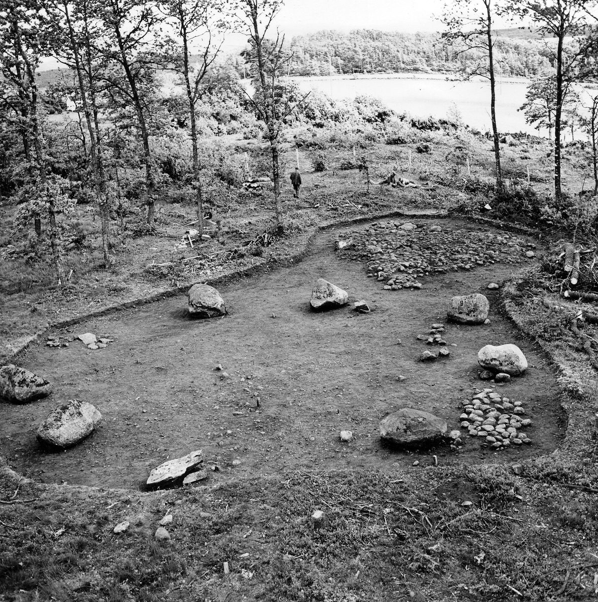 Vessige, Halland. Översiktsbild över det 1961 undersökta området vid Skalla i Sörby med domarringen i förgrunden. Foto från N.